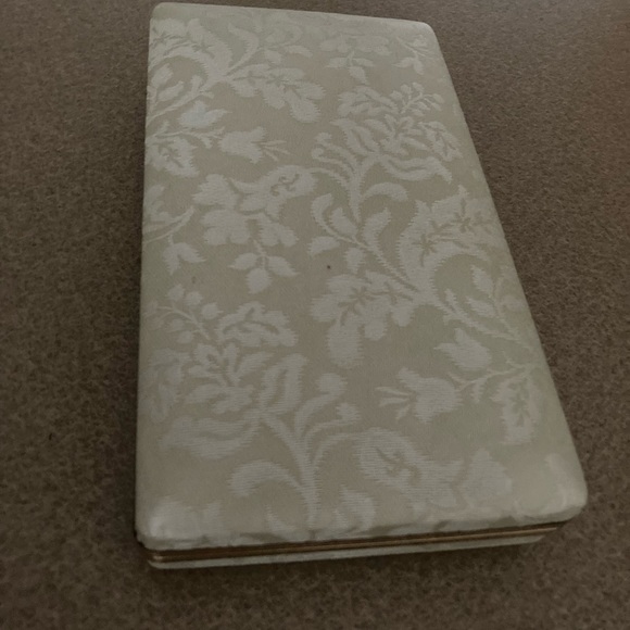 Mele Jewelry Box, 60’s vintage, Floral Satin with Gold Hardware, Hinged - Picture 7 of 9